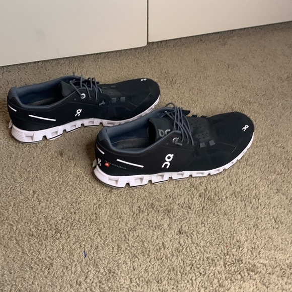 On Running Shoes Womens Qc Swiss Engineering On Cloud Shoes Size 9